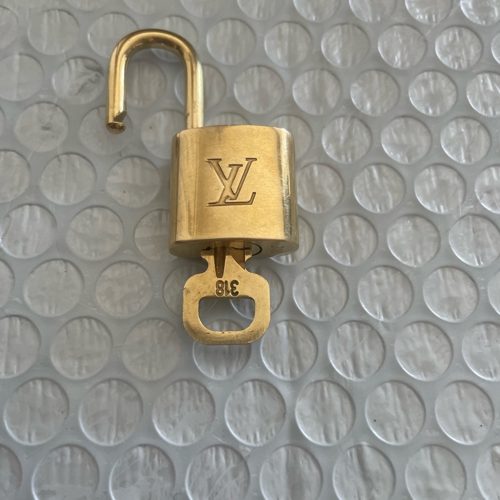 Louis Vuitton Authentic lock and key with unbranded cardholder key chain - Picture 2 of 6